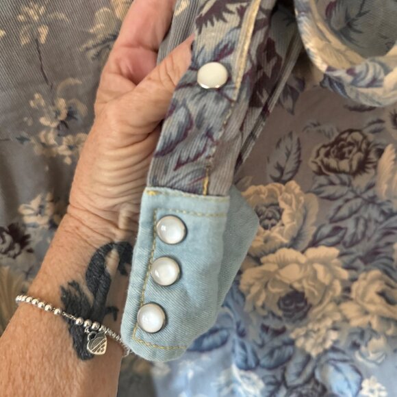 Love The Label Anthropologie Floral Chambray Buttondown Shirt Size Medium - Picture 4 of 7